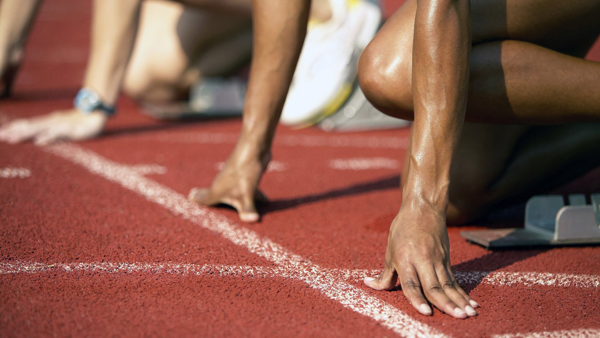 当绿茵场遇见赛道,威尔士碾压阿尔及利亚,李刚仁在F1街道赛接管比赛